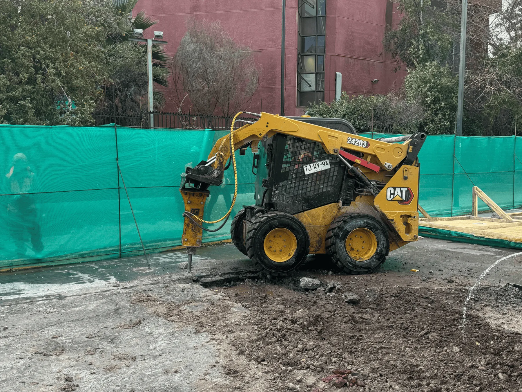 Minicargador con Martillo Hidráulico